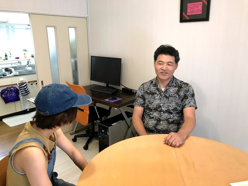 重山知久さんと江藤美加さんが話している写真
