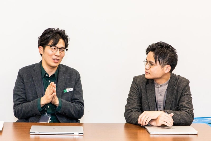 インタビューに答える寒河江氏と田中氏の写真