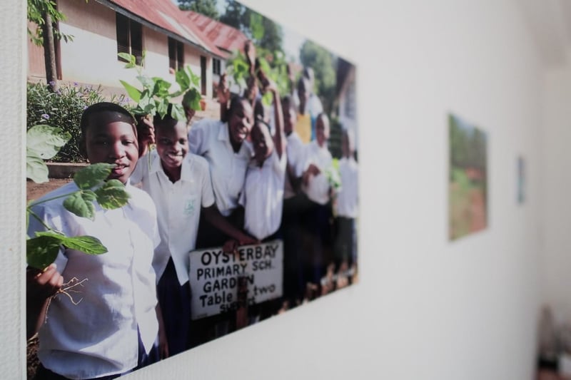 アフリカの子供たちの写真が壁に貼られている様子
