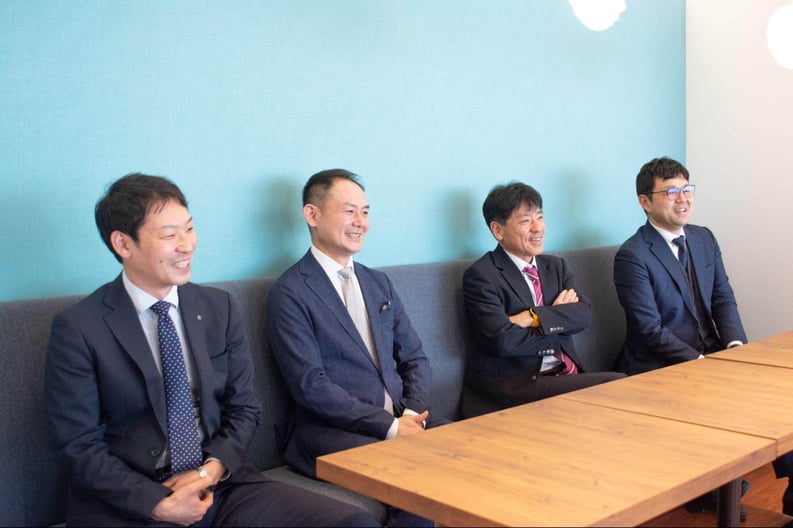 南里氏、畑氏、段坂氏、吉田氏が並んで座っている写真