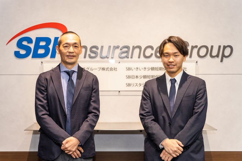 SBI損害保険株式会社 執行役員 砂子弘氏と アシスタントマネジャー 谷川 孝司氏の写真