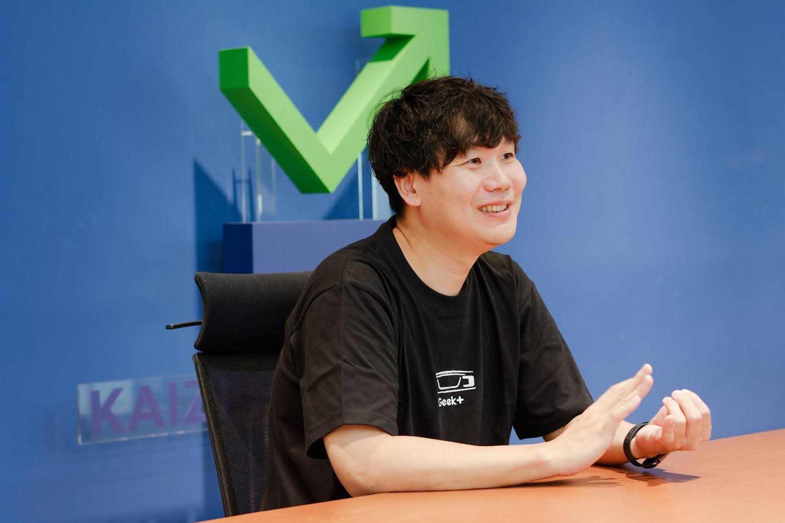 インタビュー中の夏氏